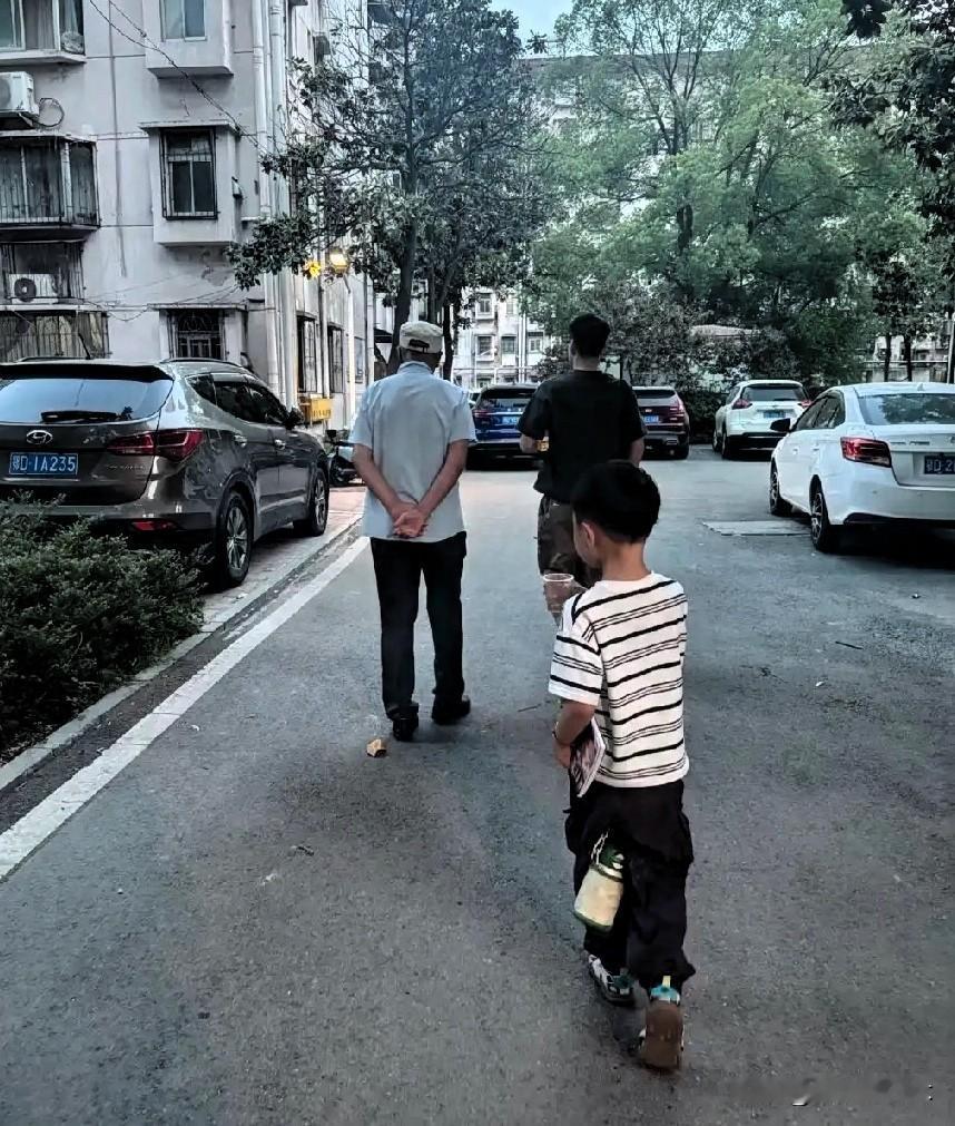 我父亲企业退休，养老金一个月5200。上个月人走了，我去社保局办手续，以为能按养