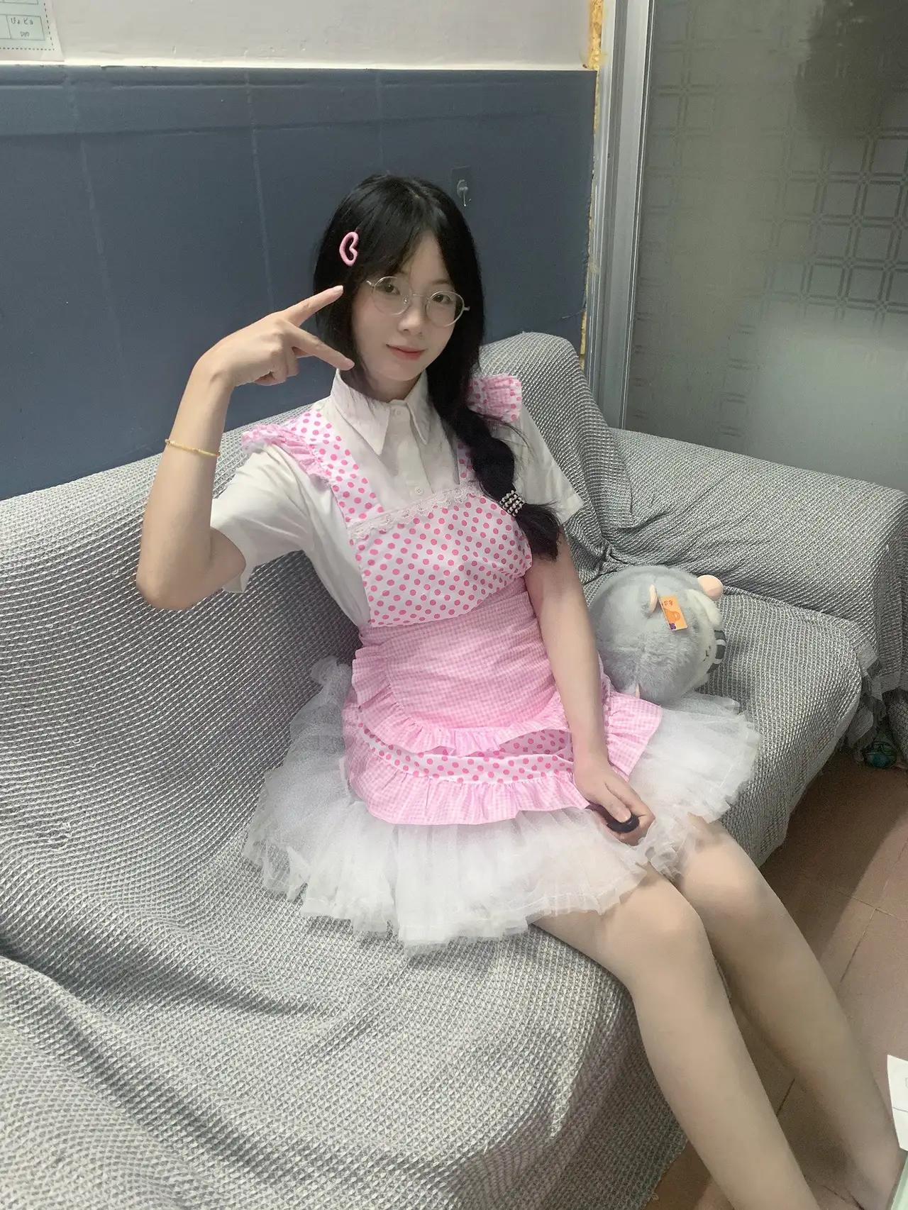 可爱少女心爆棚，粉色波点裙搭配白色蕾丝裙，元气满满！💖👗💕朋友们喜欢欣赏古