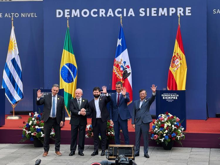 拉美多国领导人集体硬刚美国，直言霸权该停了！ 3月21日哥伦比亚首都波哥大热