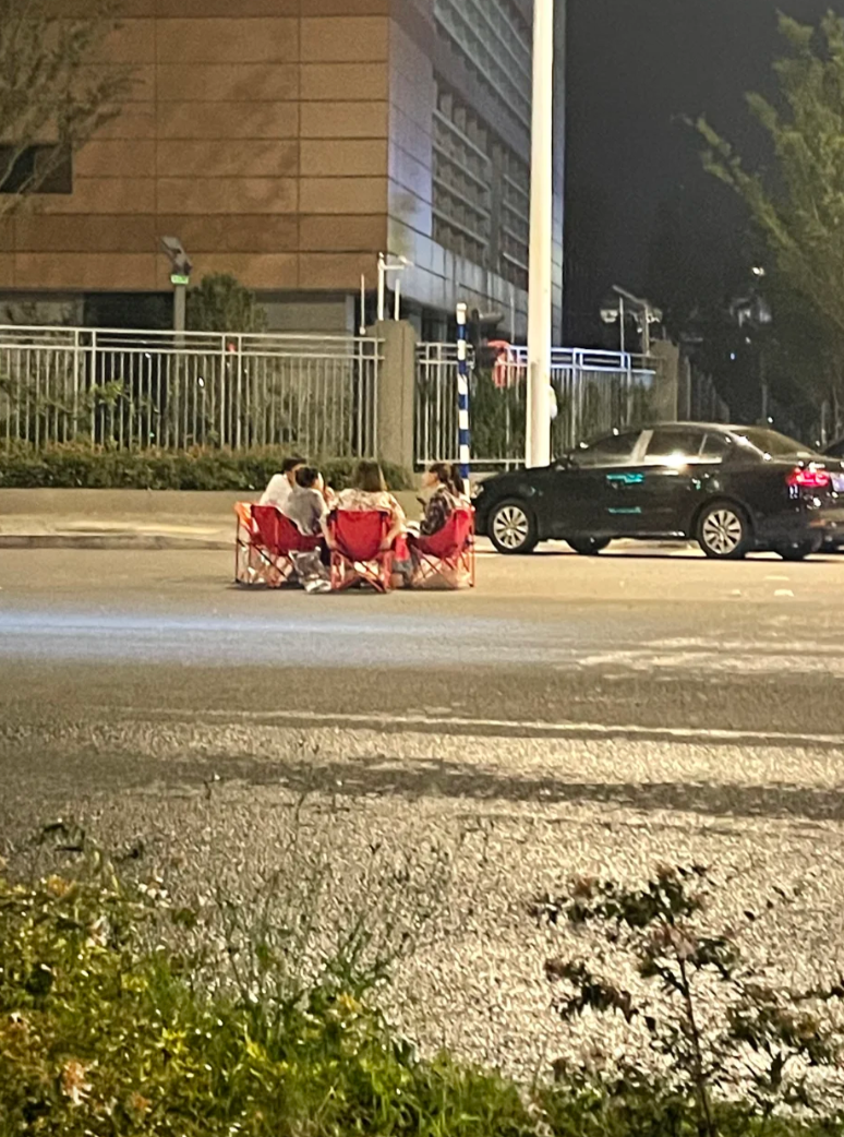 玩这么大吗？这在干啥呢？不知哪位倒霉司机能背上这口锅了