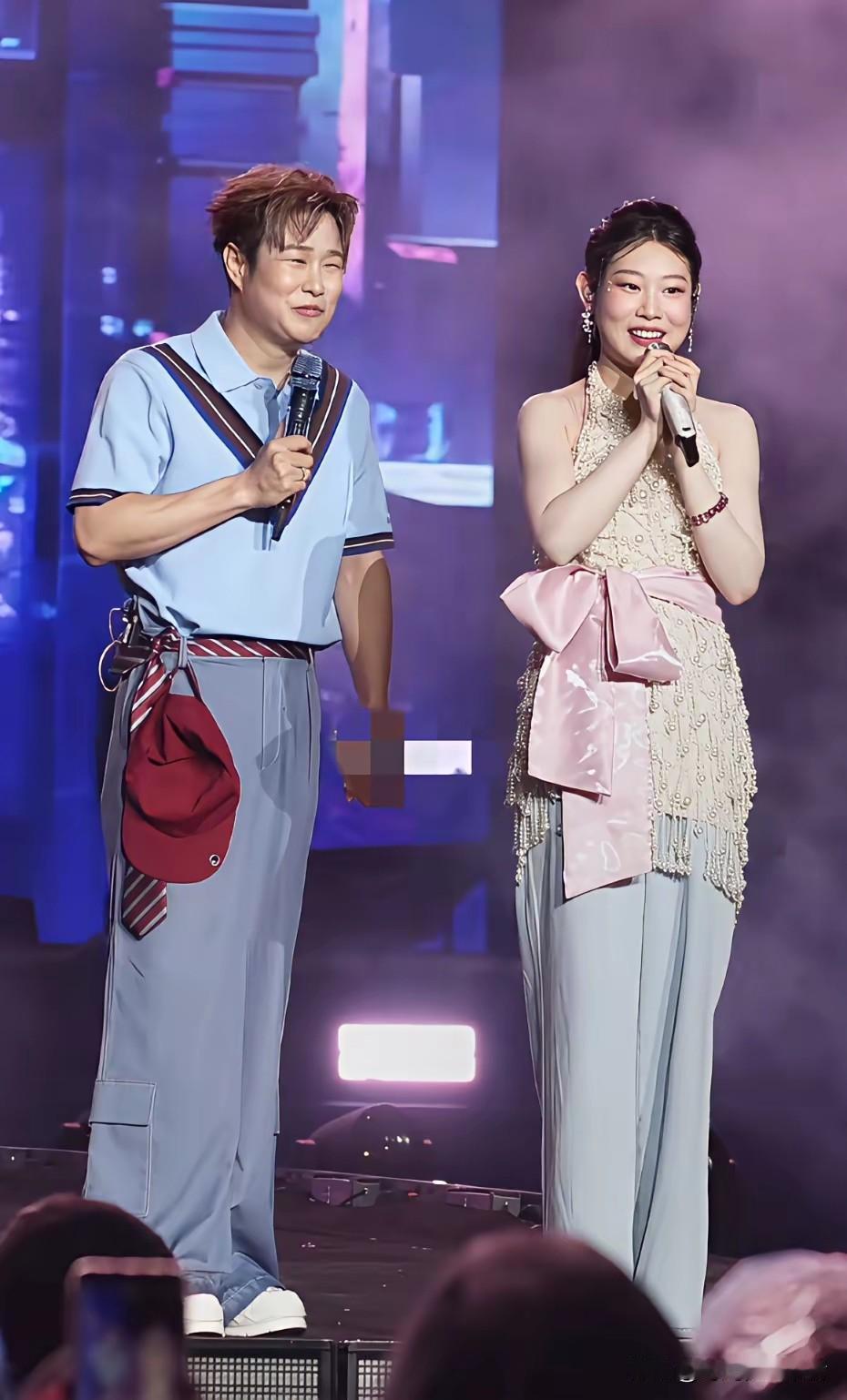 东北人有多宠着女儿，小沈阳如今成了女儿的小跟班，走到哪里都是老父亲自豪的派头。