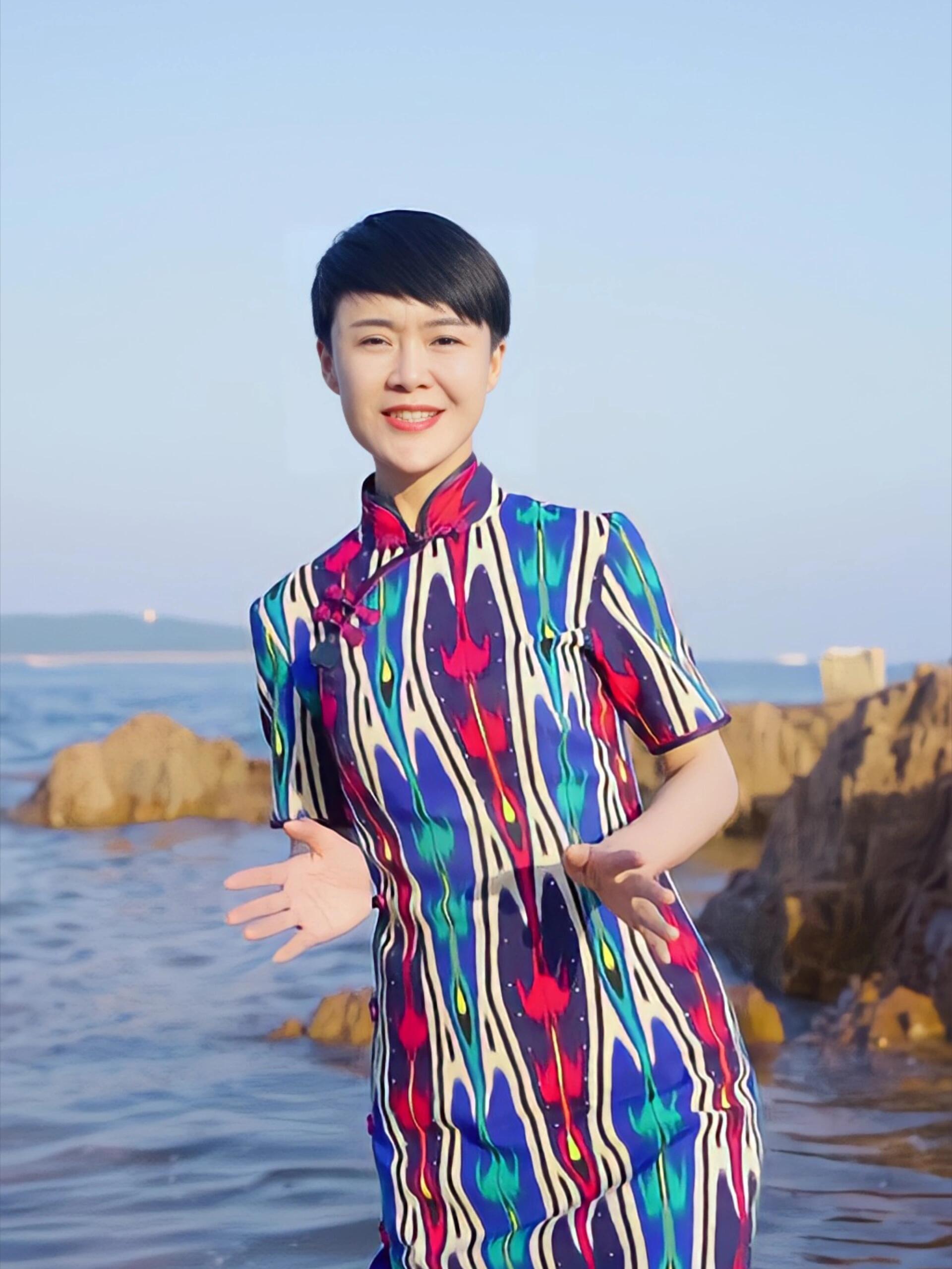 贺娇龙相册全是凌晨工作照片那个身披红斗篷策马为家乡代言的