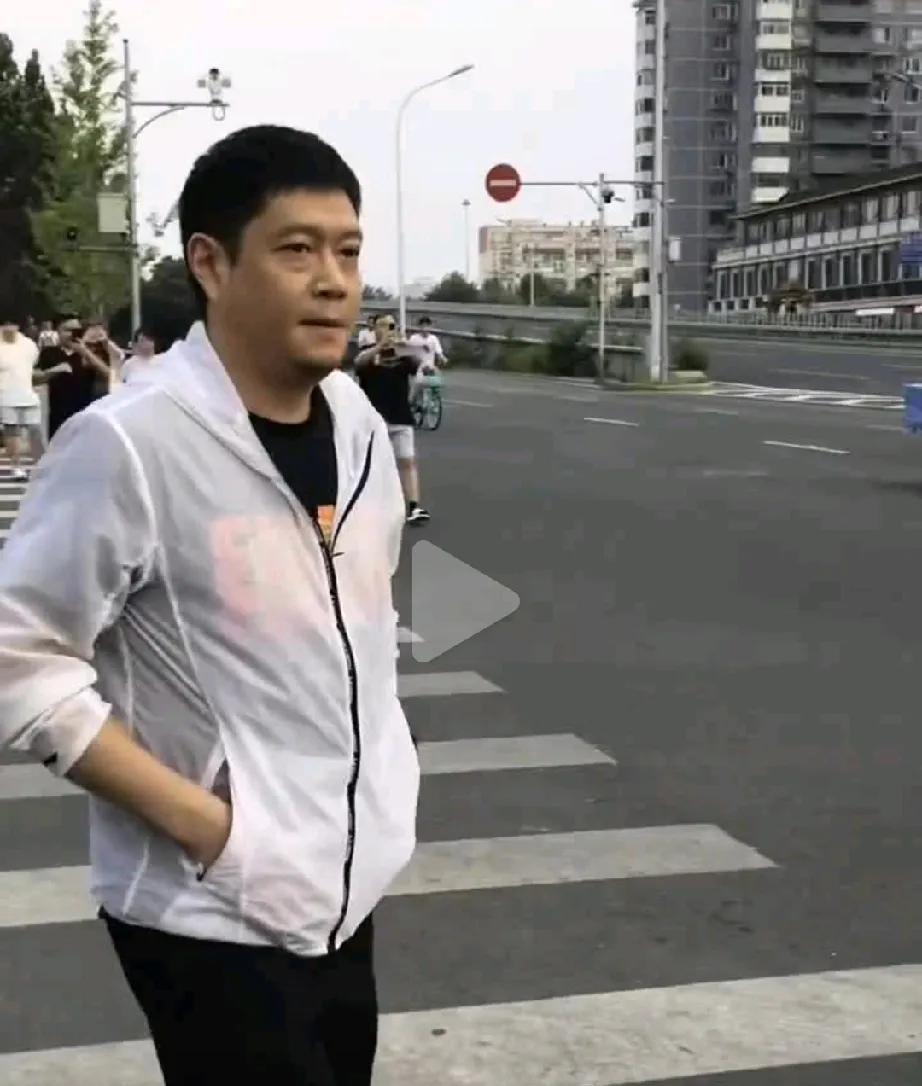 莎莎隐身的日子里，不用Coco和袁队医陪伴了，俩人自由了，可以出去走走，放松一下