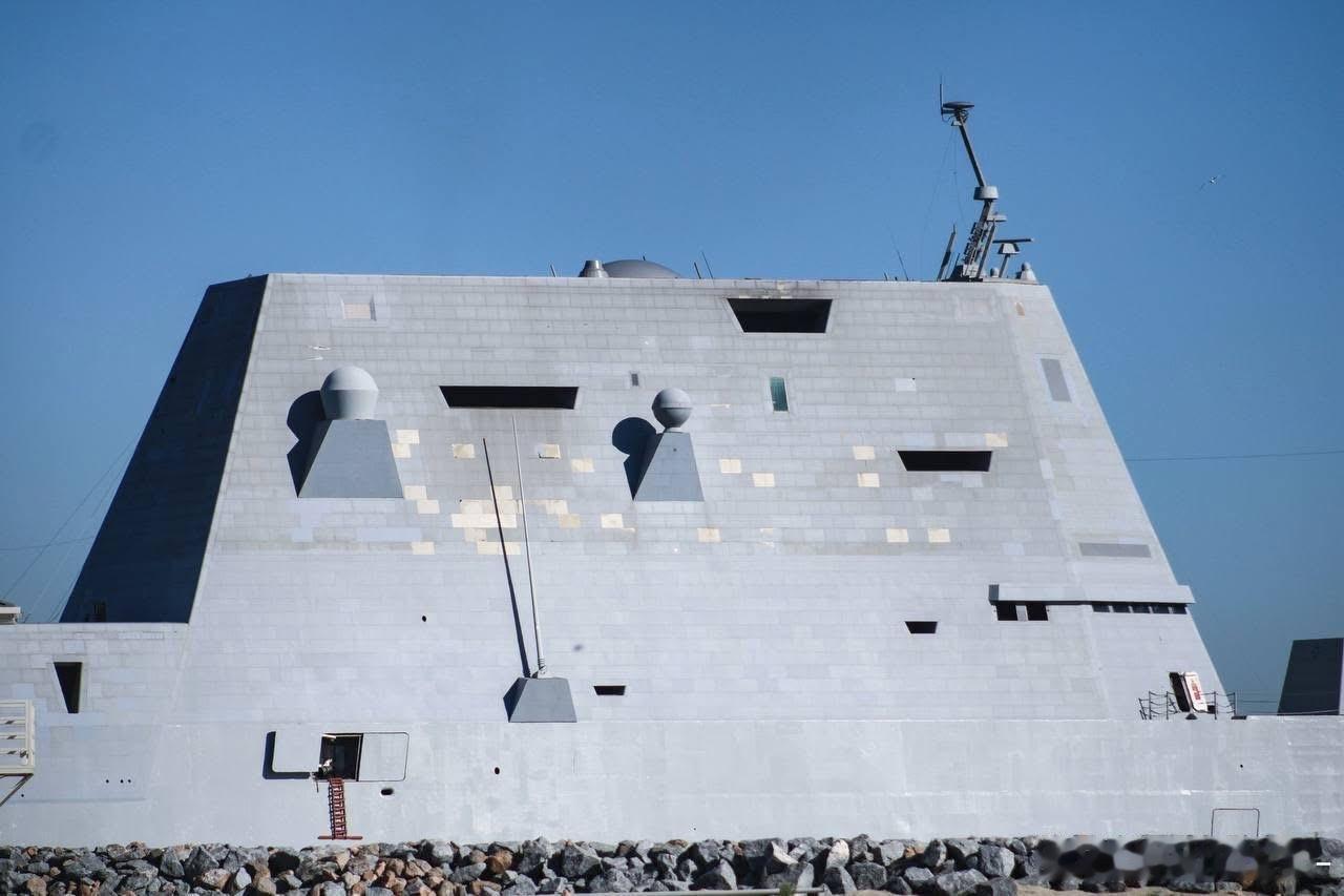 DDG1001迈克尔蒙苏尔号近景