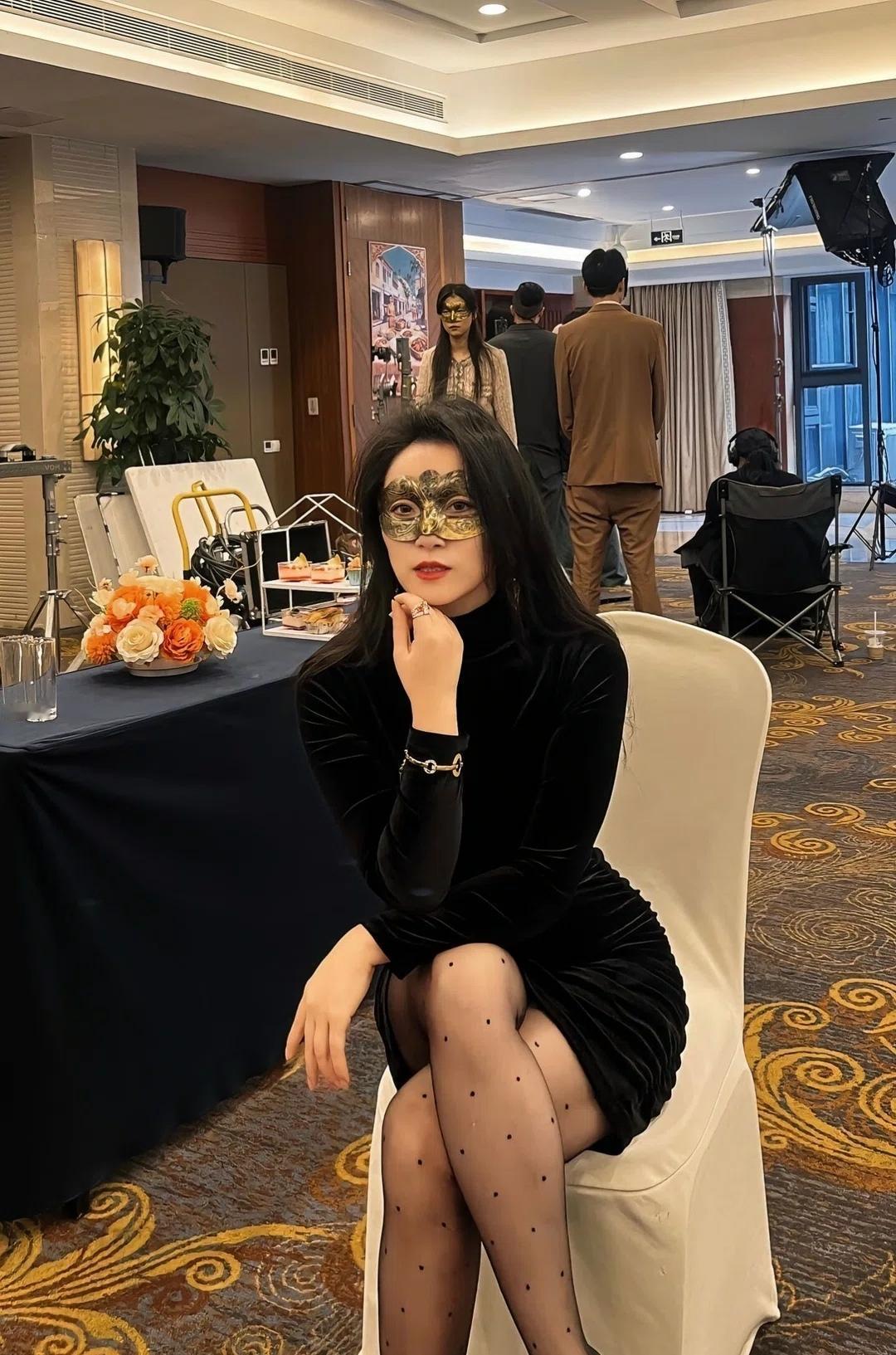 优雅黑裙，神秘面具，一场别开生面的派对