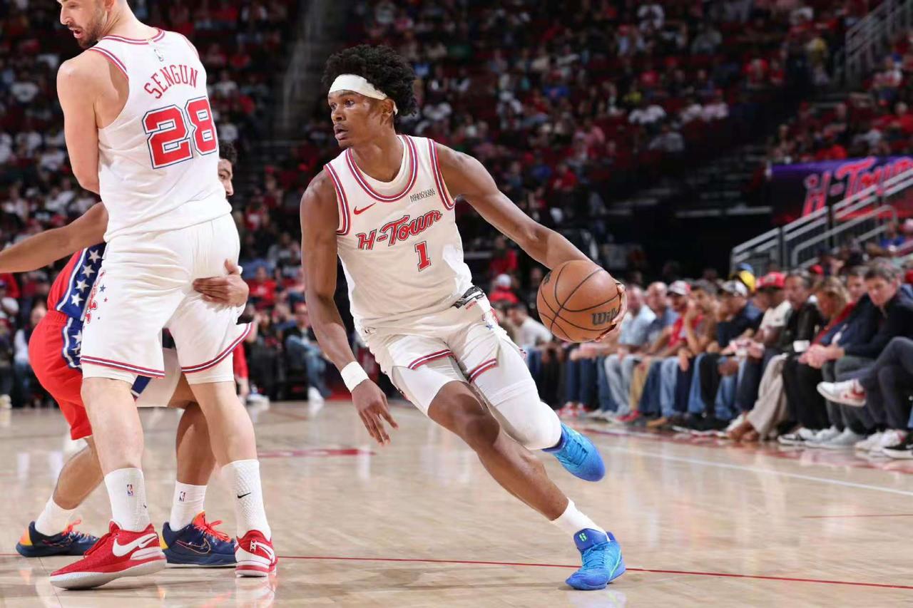 开窍了！火箭豪取8连胜，湖人真的要慌了面对没有恩比德的76人，火箭本场可谓是游