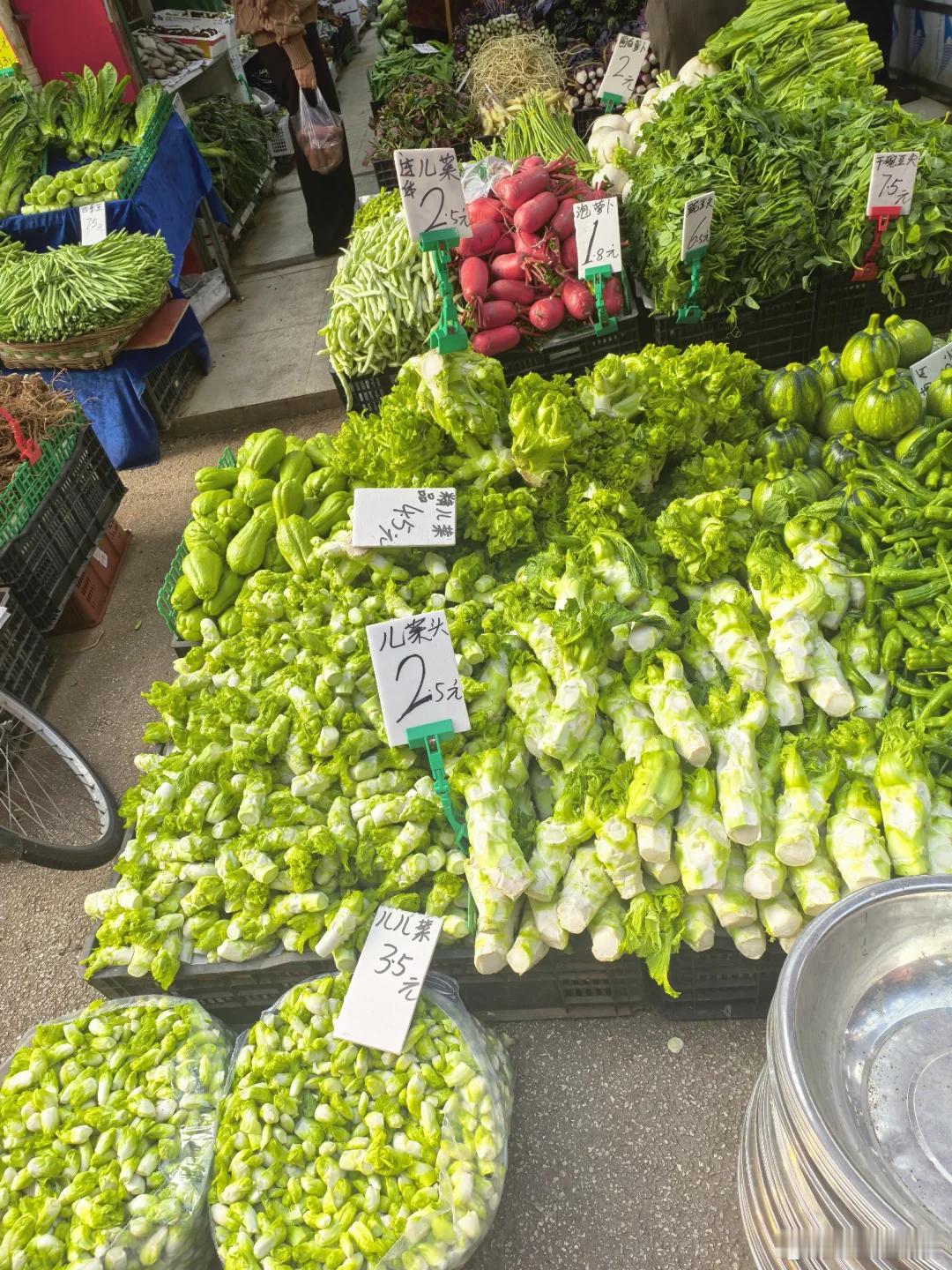 儿菜头精儿菜儿儿菜一家子都在这里了，当季的儿菜炒腊肉简直不摆了四川美食
