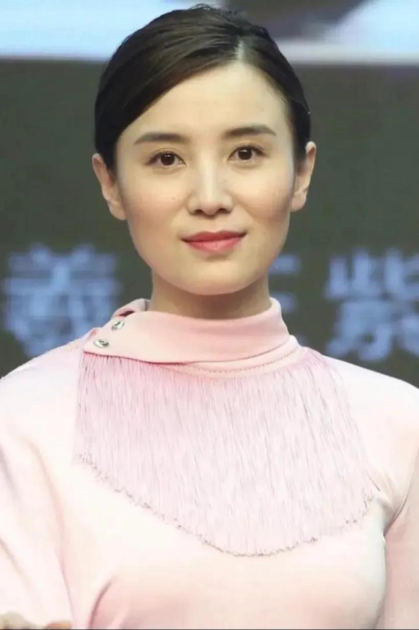宋佳拍过一些很大胆的戏，但是她一点不慌：“我老师教过我什么是知廉耻。”宋佳从