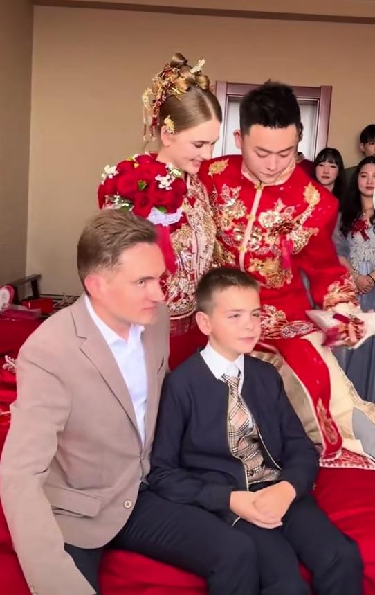 一中国小伙子娶了一俄罗斯姑娘，结婚那天，娘家的父亲和弟弟都一起入了洞房…外籍结