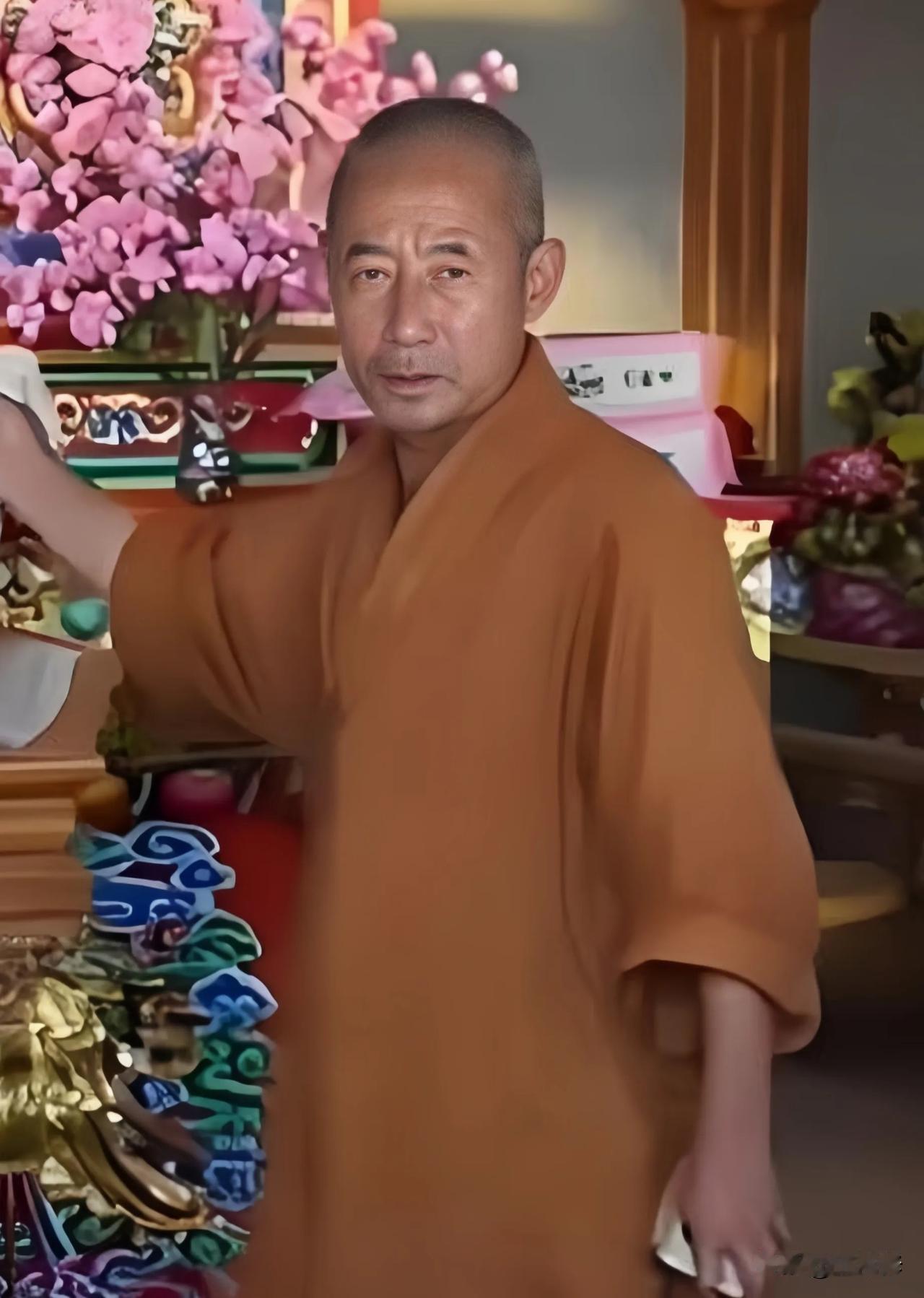 扔大米的和尚被网民一番激烈讨论，最终丢了饭碗，被方丈扫地出门了！回头看，存在