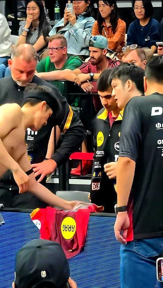 德甲联赛，杜塞尔多夫俱乐部1比2落后濒临出局，樊振东直接走到教练席，给准