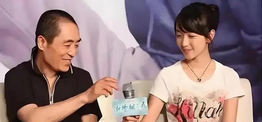 零下20℃拍戏，他让演员先跑十圈张艺谋把镜头对准雷佳音时，现场灯全灭。只剩