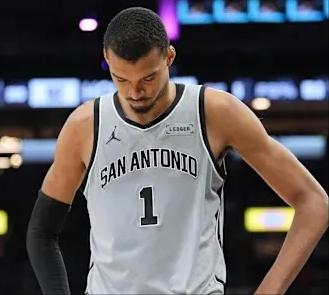 文班亚马的评奖资格：1、目前出战63场常规赛2、1场NBA杯决赛，计算出场