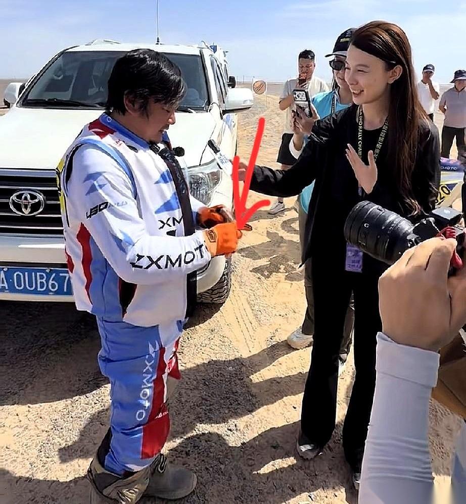 身价不知道多少个小目标的老板，手底下的国产车在法国赛场上包揽前两名，连香港特区议