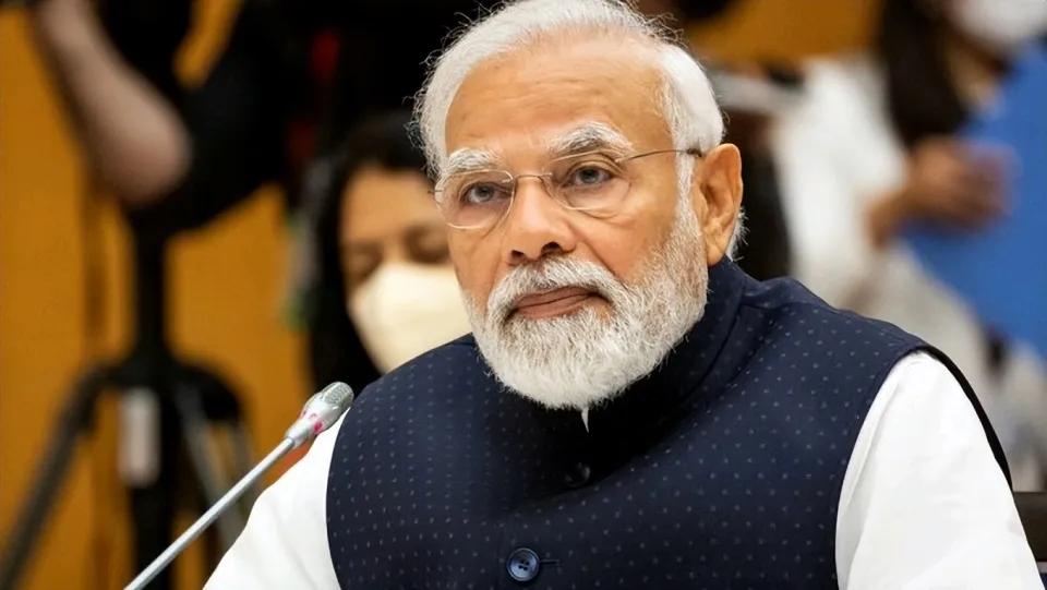 路透社最近扔出一颗重要消息：印度买了400万桶伊朗石油，结账时，掏出来的全是人民