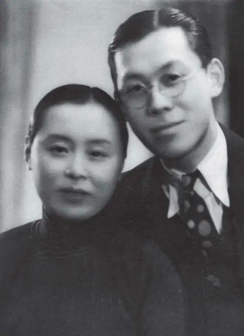 1932年，在徐志摩的葬礼上，陆小曼发疯似地喊道：你们根本不懂我的摩，赶紧给他换