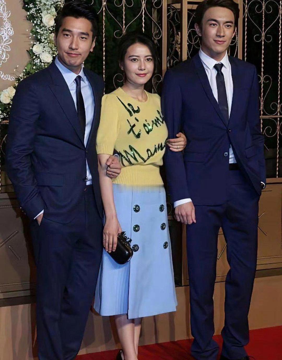 这三个人感情真好呀！我怎么感觉她们像一家三口啊？不过高圆圆不是赵又廷老婆吗？怎