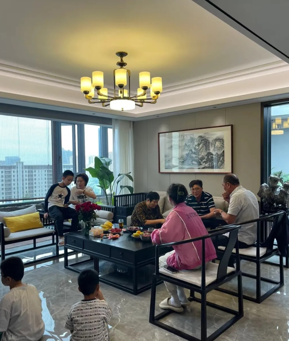 新婚一个月老公接公婆来住，下班看到那傻小儿又压抑的客厅里大家子人，侄子侄女玩具堆