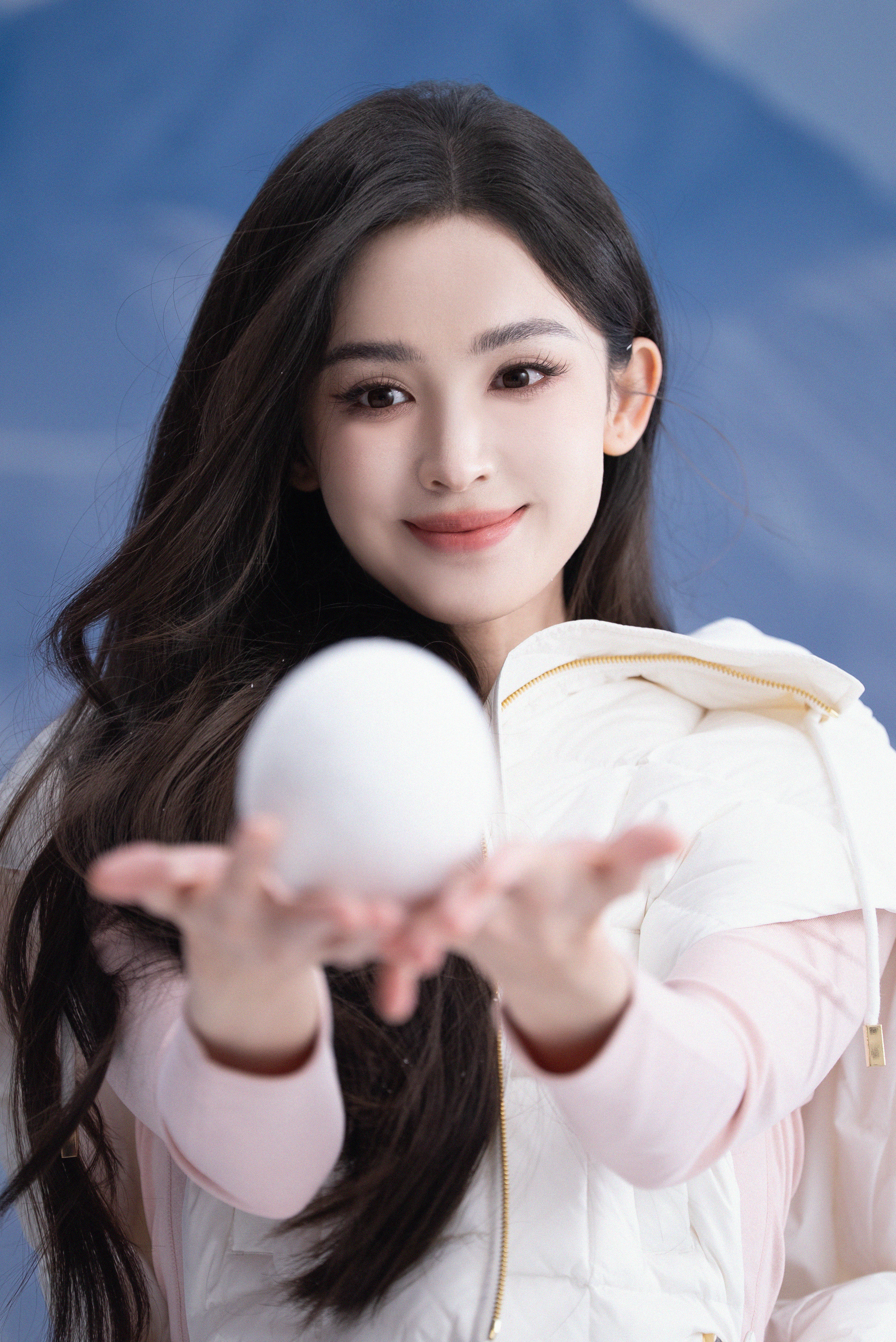 古力娜扎力量与柔美共生，在流动的纱幔间，舒展成最自在的模样。