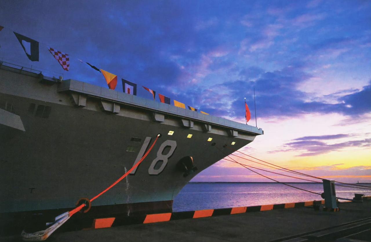 夜幕中的福建舰