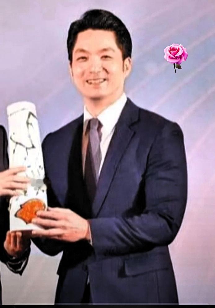 蒋万安8分钟发言，赢麻了，人间清醒不过如此。蒋万安这次，有点意思。全程不