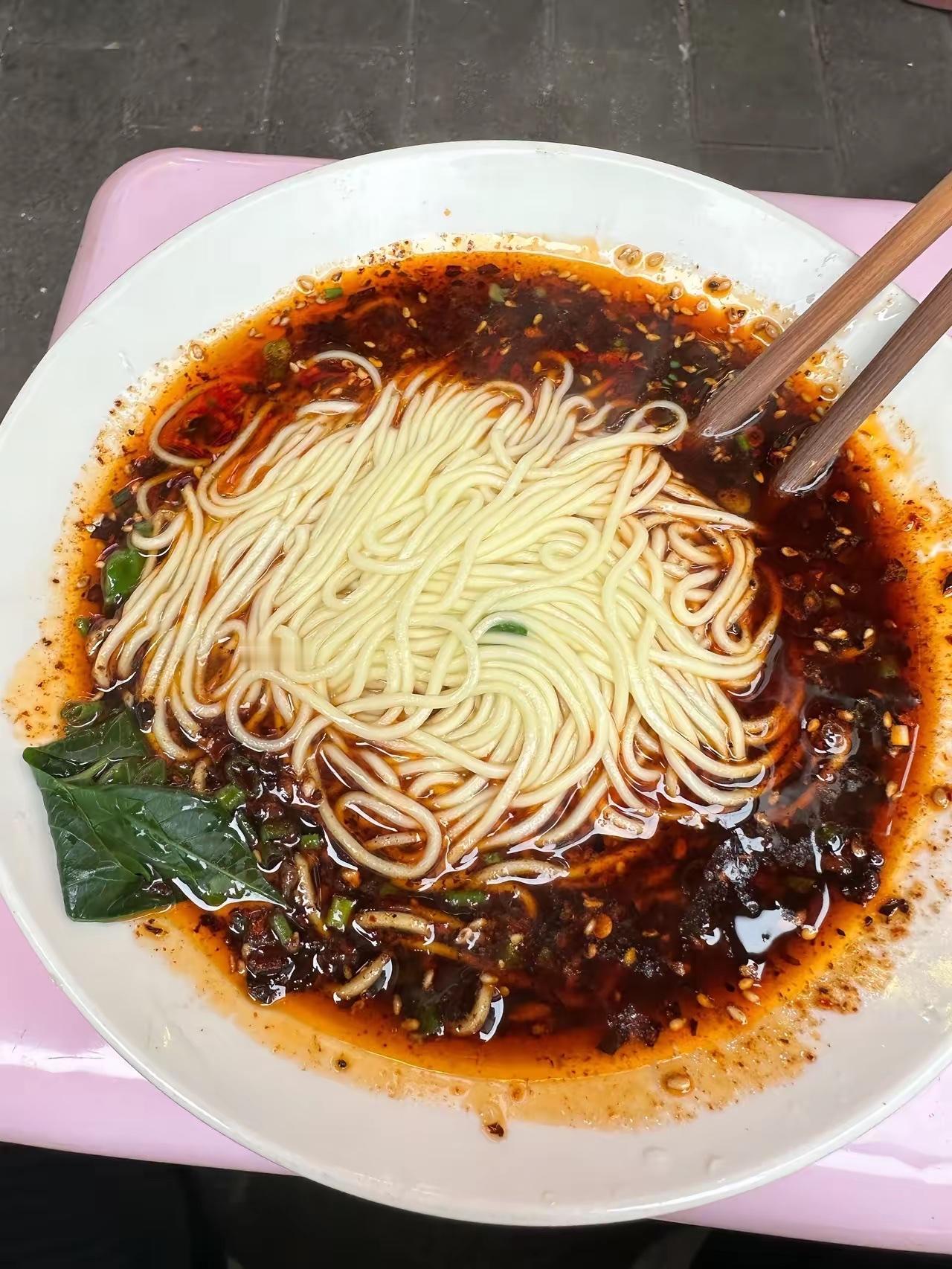 今天去吃早餐，既然到了重庆，我便点了一碗重庆特色——重庆小面。老板问我要几两的，