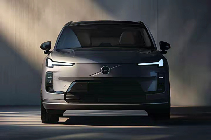 沃尔沃XC70，定位在XC60和XC90之间，混动纯电200km左右，综合续航