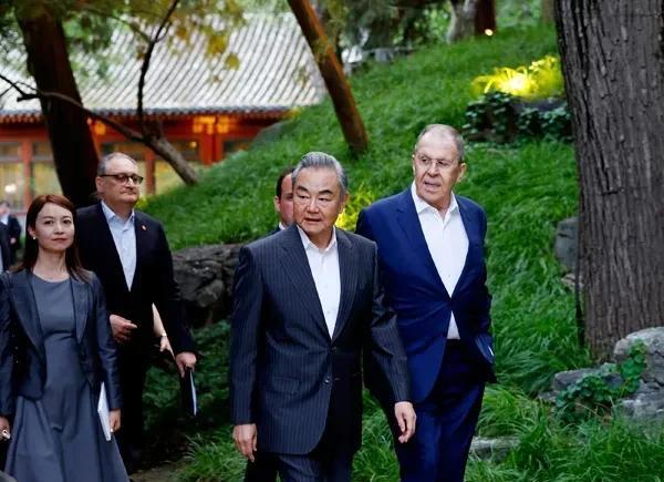 不知道的还以为拉夫罗夫是来旅游的，其实人家是作为俄罗斯外长进行工作访问，带着任务