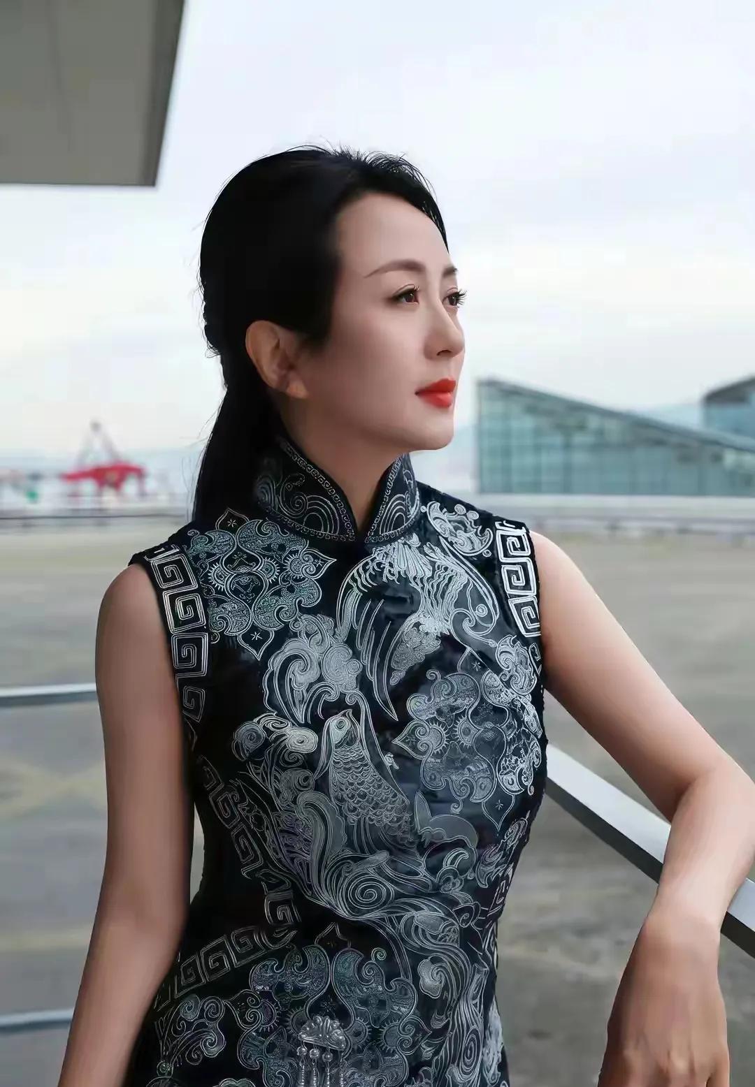 杨童舒这些年依然好养眼啊！穿旗袍的样子真美！杨童舒五官端正，给人不一样的美！这