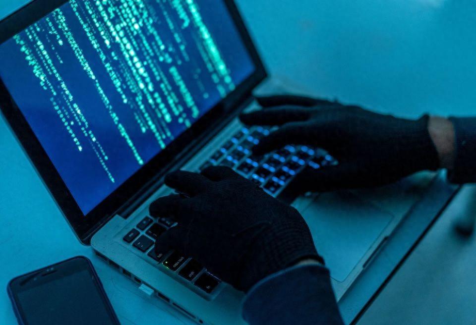 泄密者造成的损失有多大？内鬼害国，散户买单！谁能想到？今天A股直接被一记“暗