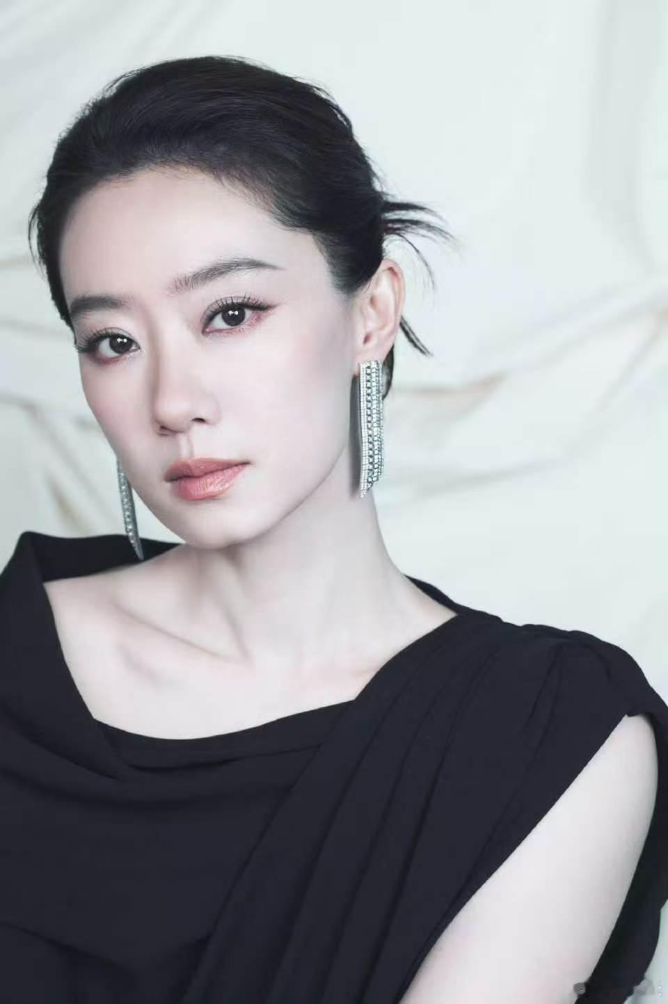 张小斐没有讨好感的眼神和动作如今的张小斐，气质愈发高级有质感。褪去早年的拘谨与