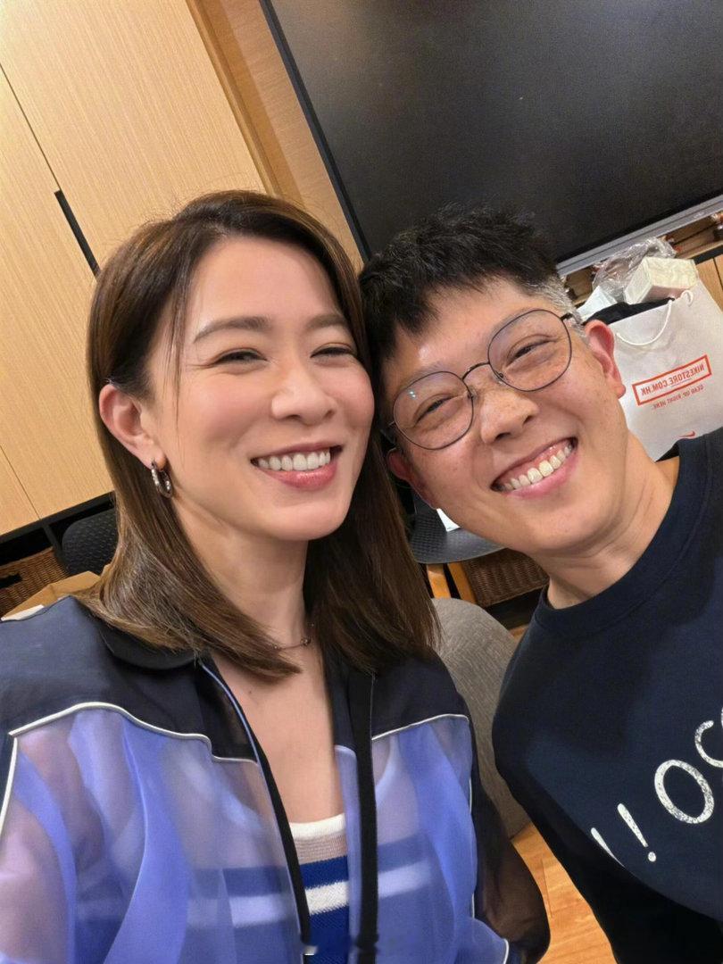 51岁佘诗曼出席小学同学聚会，和同学们的状态差距悬殊，当场惊艳众人​。​​​