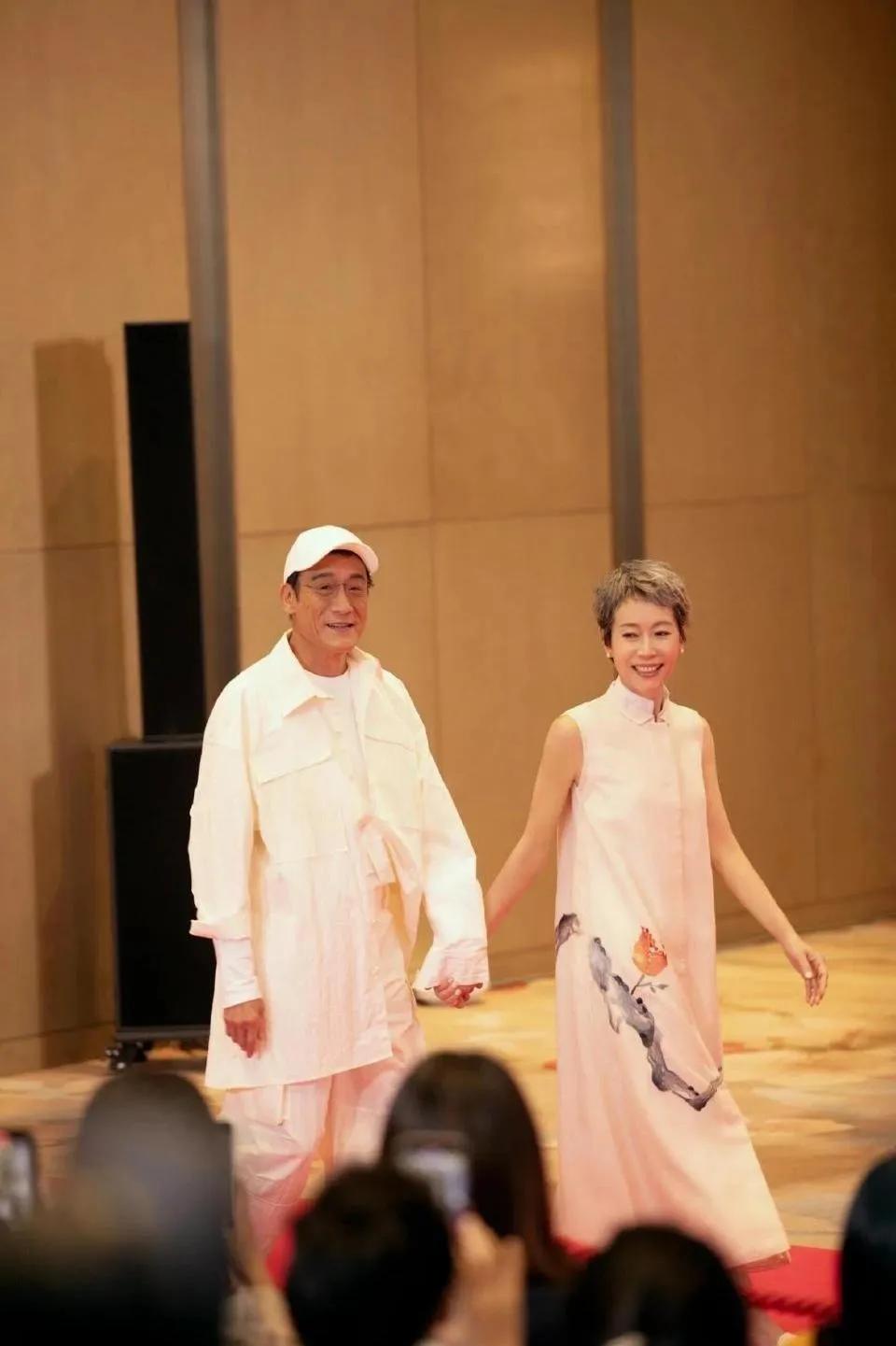 叶童红裙惊艳全场,梁家辉贴心护驾!叶童穿着大红裙惊艳亮相!梁家辉全程绅士陪伴,