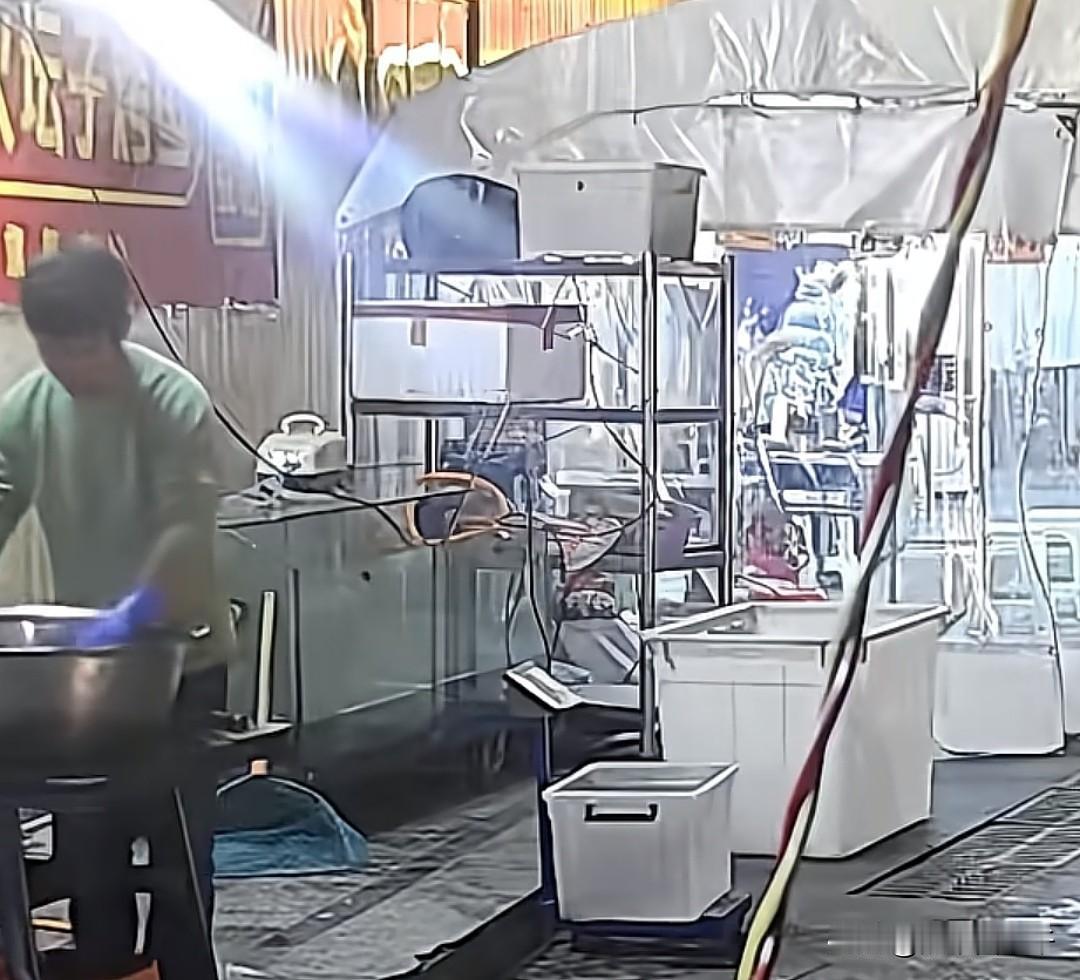 “小猫咪这是救了两个家庭啊！”近日，贵州贵阳，男子因好心投喂流浪猫躲过了从高空