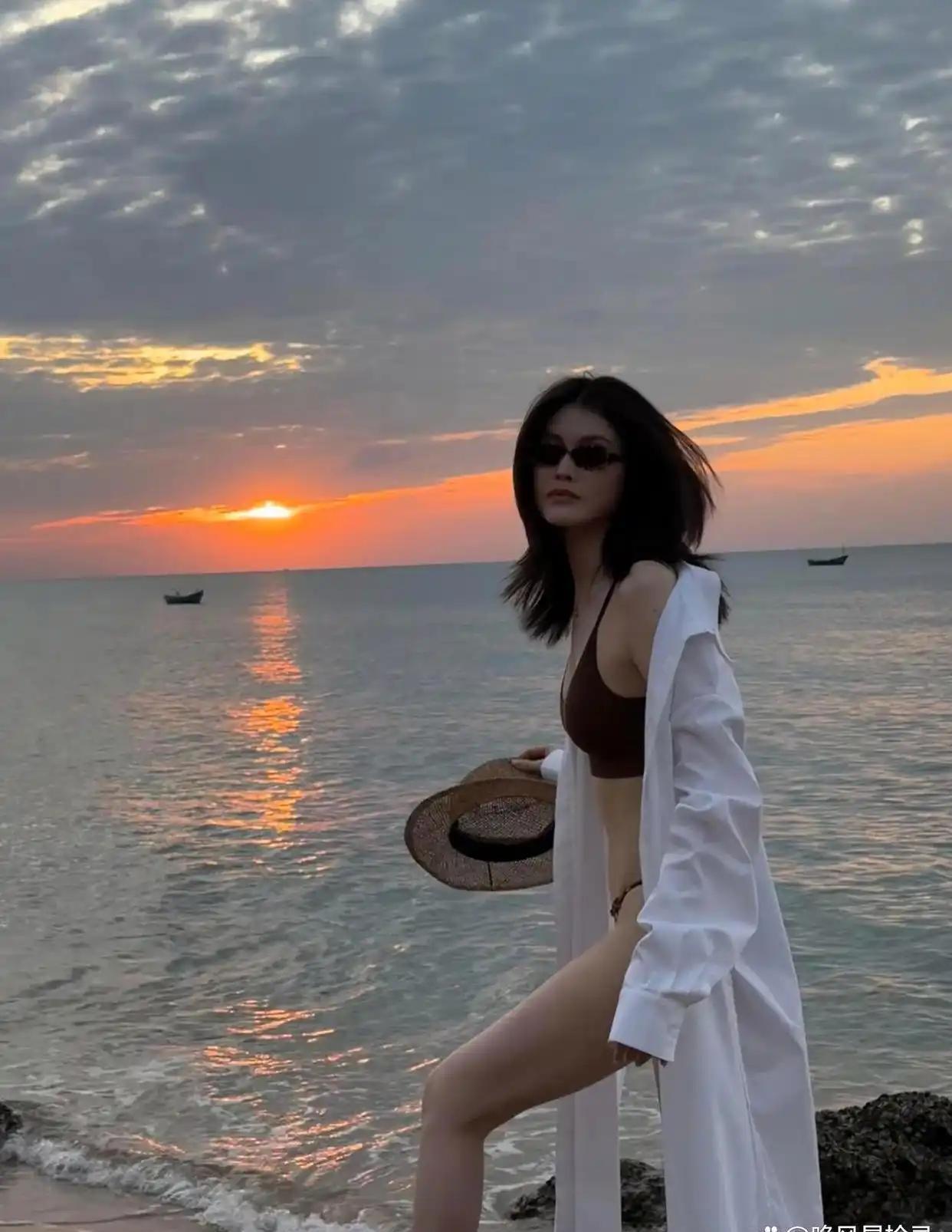 何穗沙滩比基尼写真，超模不愧是超模，比例真好