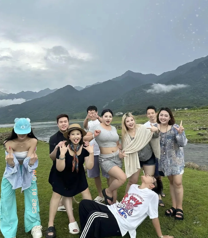 人家四对都是夫妻，就我朋友一个单身狗！