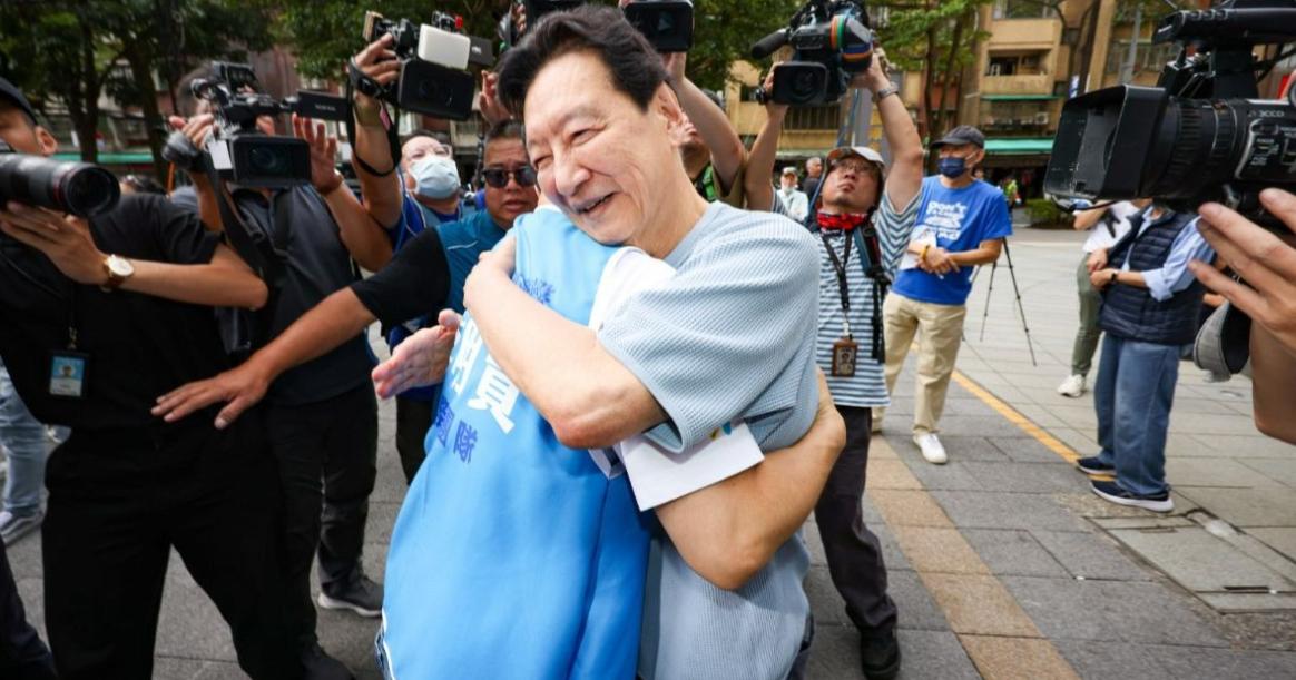 匪夷所思！李乾龙“劝退”江永雄，蒋万安拥抱赵少康：喊“辛苦了”！近日，针对国民党