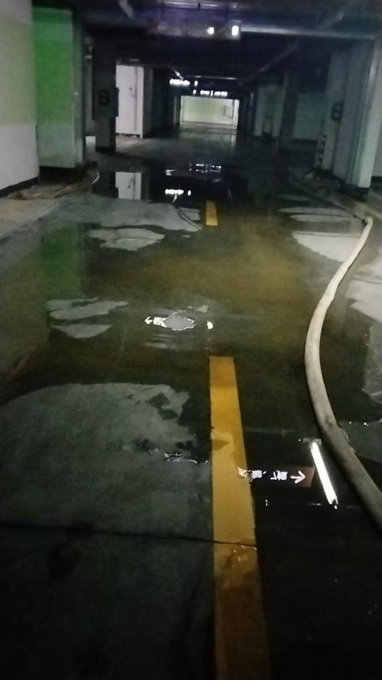 🚧问题现状：渗水顽疾为何难治？综合各地案例，地下停车场渗水问题通常陷入“