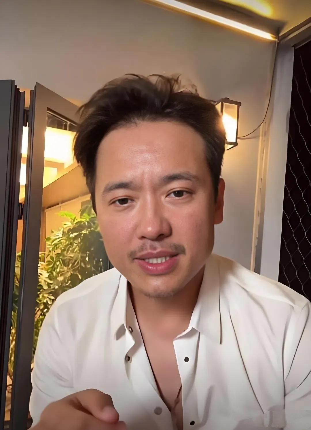 高云翔开橱窗了。悄悄的，先试试水。原因不复杂。澳洲事件之后，他回了天津，