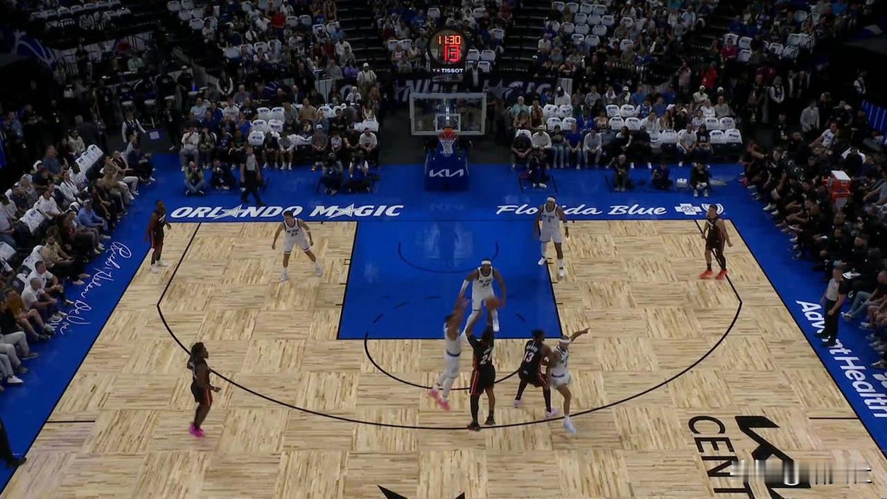 打疯了！快船旧将鲍科比3分钟内狂得9分今天赛季首战，热火客场挑战魔术。第一节结