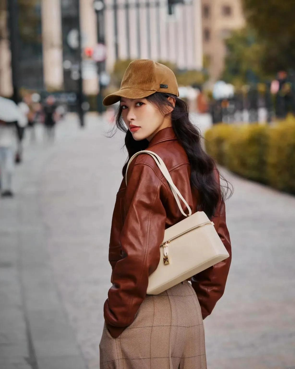 唐嫣这套美拉德穿搭直接封神！棕色短款皮衣+格纹阔腿裤，把秋日氛围感焊在身上了✨