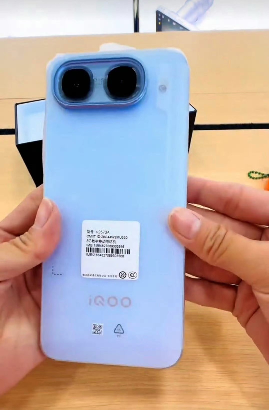 看来iQOONeo11至尊版就长这样了，真机照都流出来。感觉这个后盖配色还挺耐