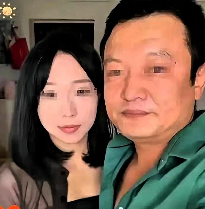19岁女大学生执意闪婚53岁大叔，一胎生3宝被对方宠得不行，谁料刚生下孩子就揭开