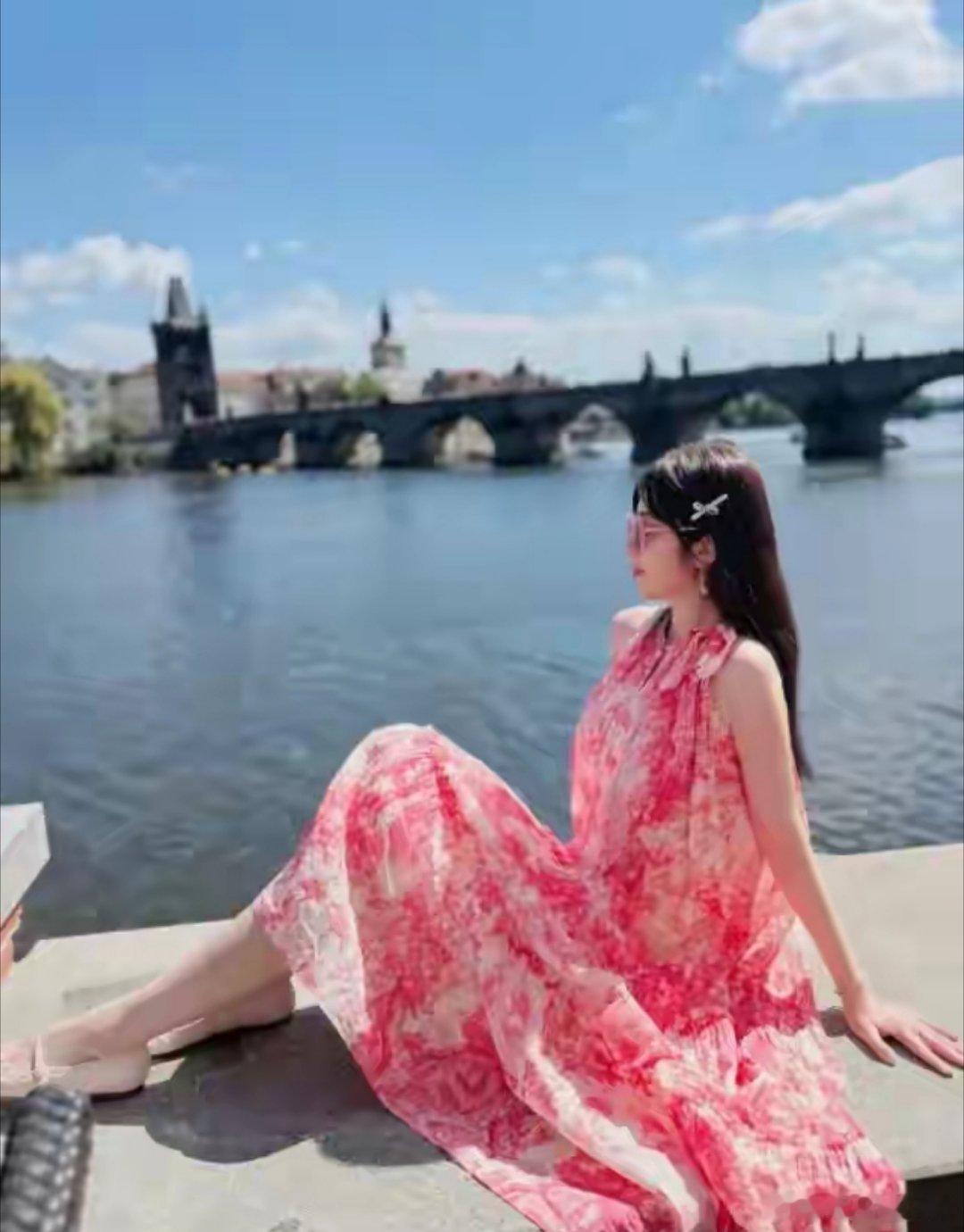 王晓晨晒布拉格旅游照,俞灏明把她拍得很美网友:有张合影就更好了​​​