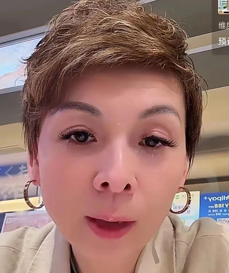 洋洋暖心马筱梅努力上进劲头！麻六记直播间里，不少粉丝刷屏喊话，不想让拦截儿媳马筱