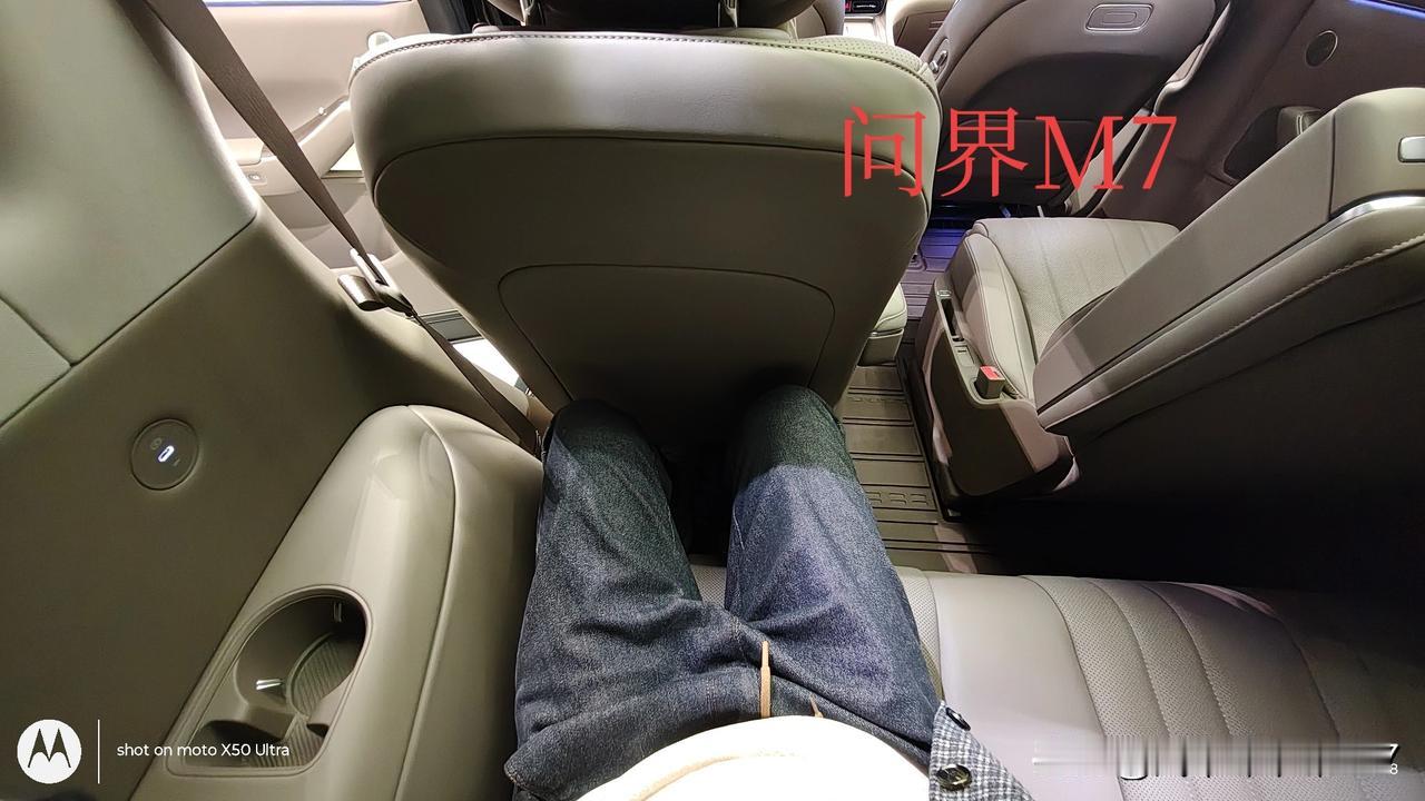 理想的第二排有个台阶，在视野方面比问界更具优势。不过，问界在内饰整体做工上比理想