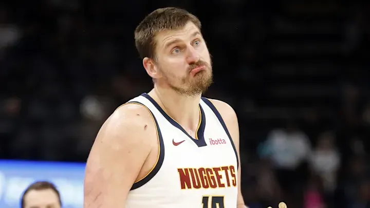 名记MarcSpears今天在节目上，谈到了掘金当家球星尼古拉-约基奇。"