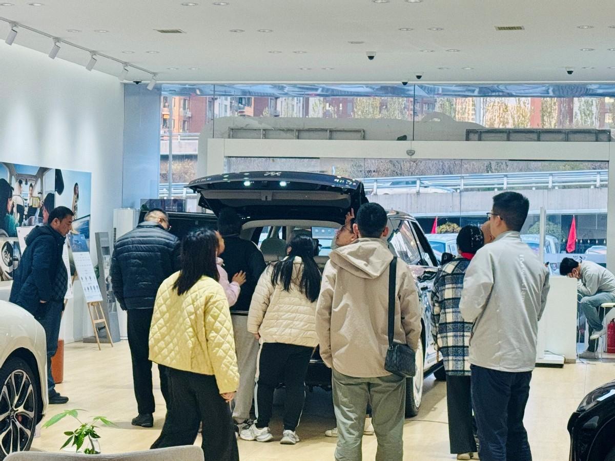 智己LS9成豪华大六座爆款，线下看车顾客络绎不绝！自11月12日正式上市以来，智