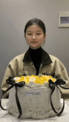 小姐姐应该只有今天才有这待遇吧，看她的样子应该经常在家洗碗的。