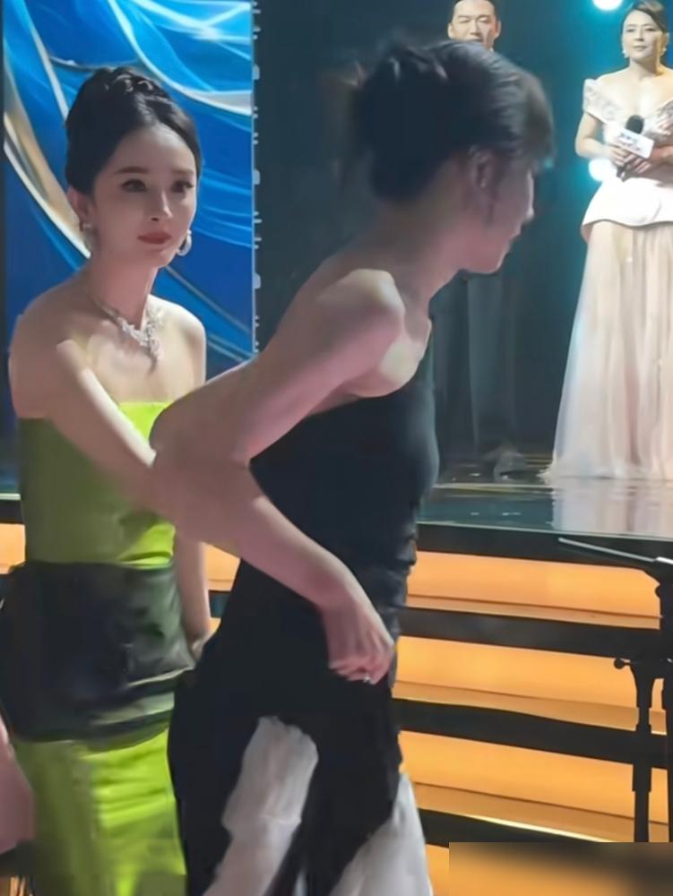 白玉兰后台，没拿奖的杨幂，眼眶红了。同样陪跑的任素汐，把她拉走了。台前，是